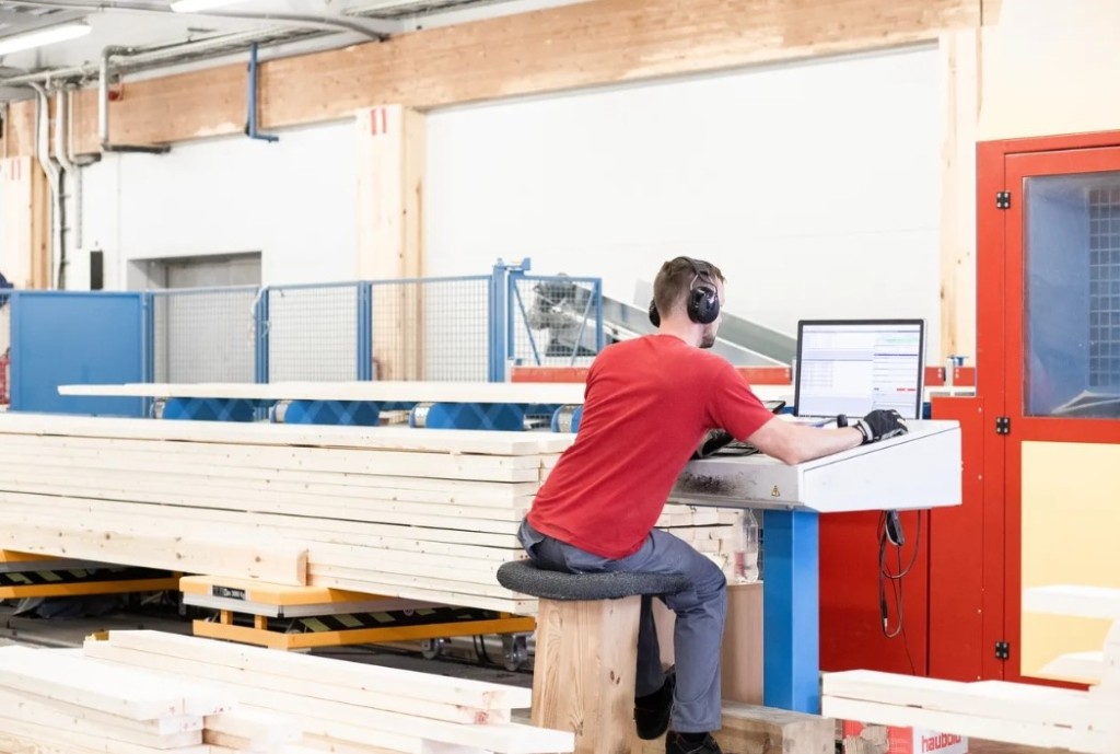 Automatiseeritud tootmine puitmaja moodulite tehases. Foto: Toolbox Estonia